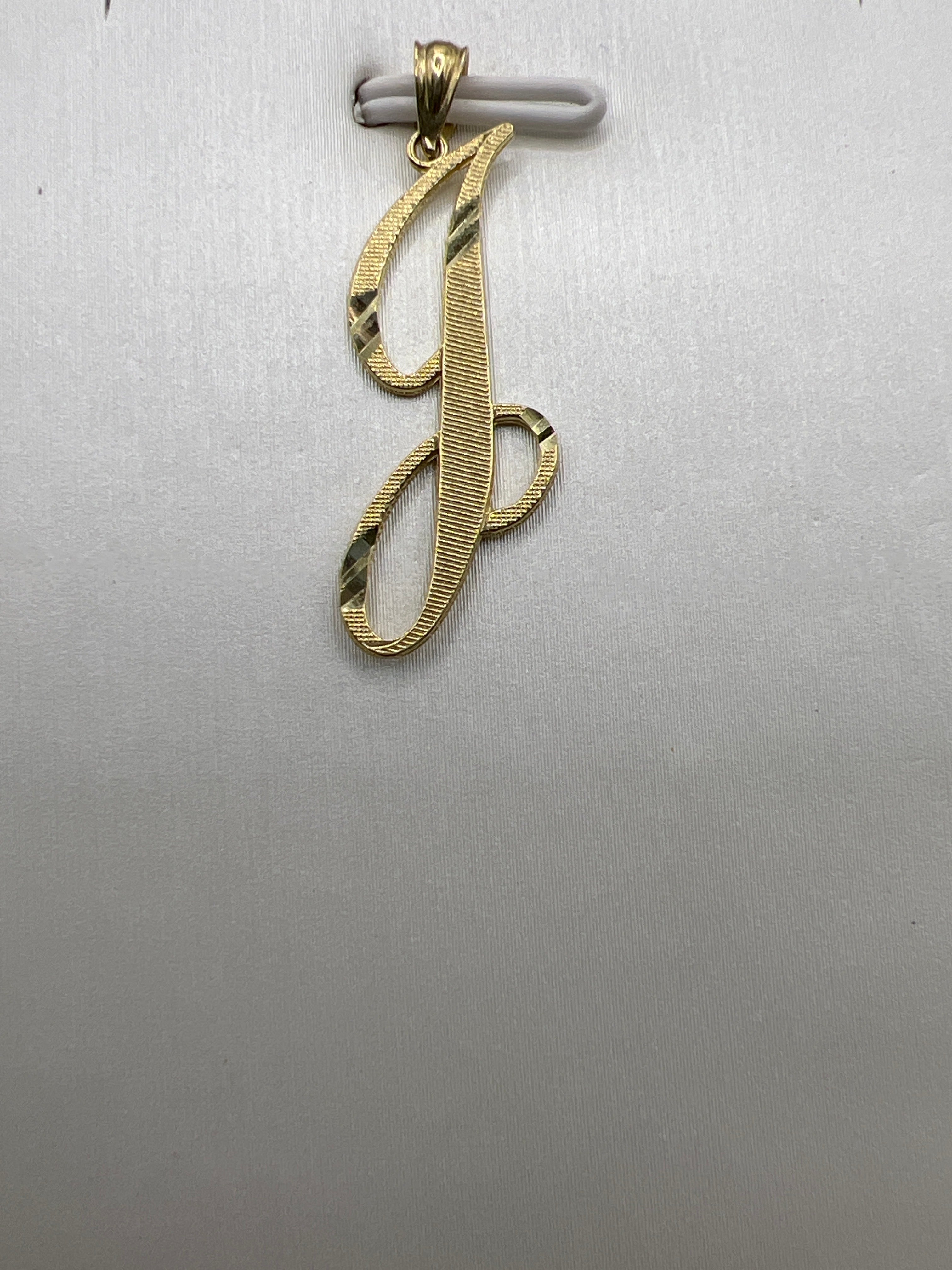 The Signature Touch: Why a Customized Gold Chain is Your Ultimate Statement.